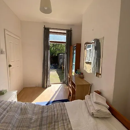 Homestay Near Tottenham Hotspur Stadium London Exterior photo