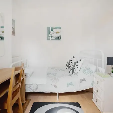 Homestay Near Tottenham Hotspur Stadium London Exterior photo